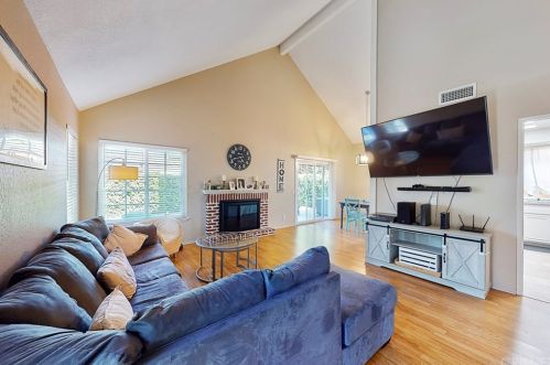 1898 Suntree Ln, Simi Valley, CA 93063-4193