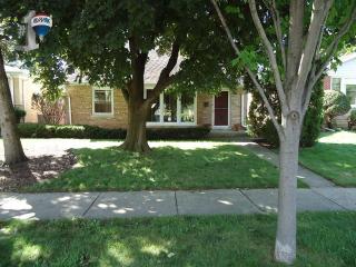 8050 Elmore St, Niles, IL 60714-2410