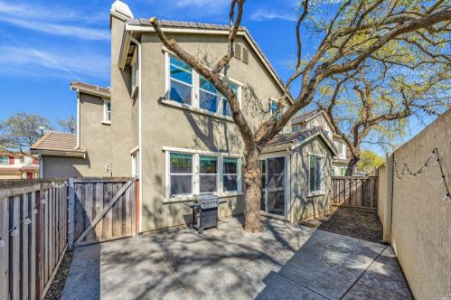 413 Comstock Way, Vacaville CA  95688-3128 exterior