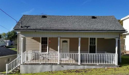 1107 3rd St, Mannington, WV 26582