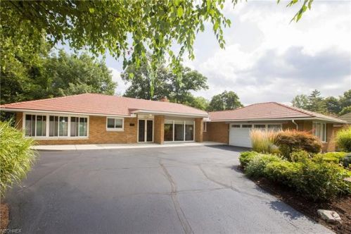 17020 Amber Dr, Cleveland, OH 44111-2908