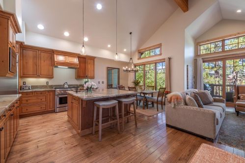 10240 Valmont Trl, Truckee CA  96161-2072 exterior