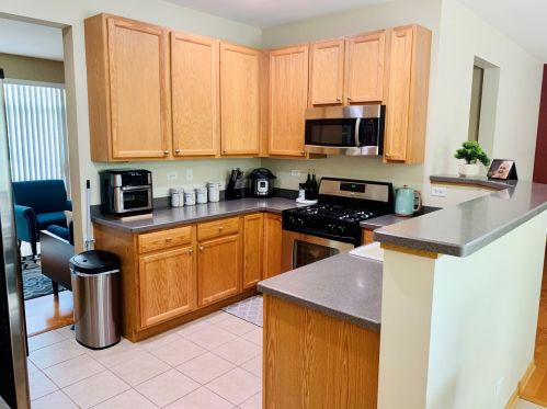 146 Goldenhill St, Carol Stream IL  60188-1303 exterior