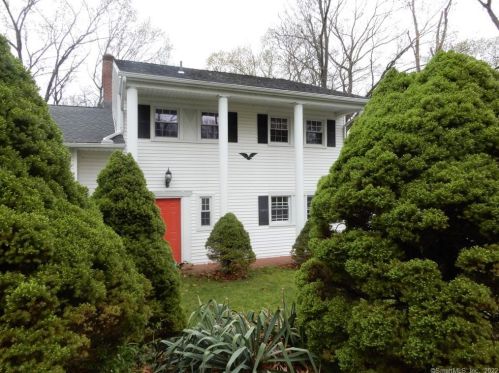 31 Mayflower Ln, Meriden, CT 06450-3520