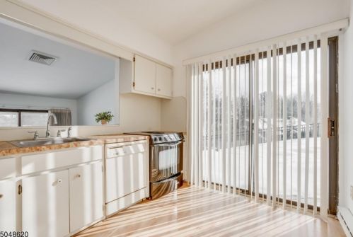 57 Overlook Dr, Clinton, NJ 08809-1133