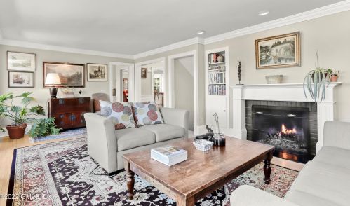 345 Round Hill Rd, Greenwich CT  06831-3303 exterior