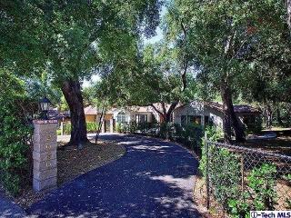 2080 New York Dr, Altadena, CA 91001-3450