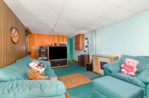 8974 Daly Rd, Cincinnati OH 45231-4637 exterior