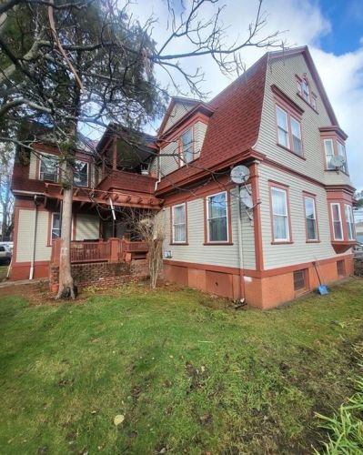 13 Laura St, Providence, RI 02907-1608