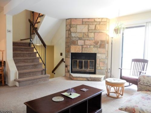 40 Bennington Sq, Hackettstown, NJ 07840-4207