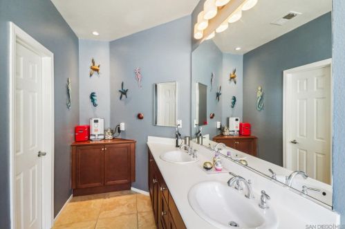 1482 Caminito Sicilia, Chula Vista CA  91915-4142 exterior