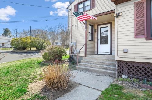 26 Geissler Dr, Huntington, CT 06484-2208