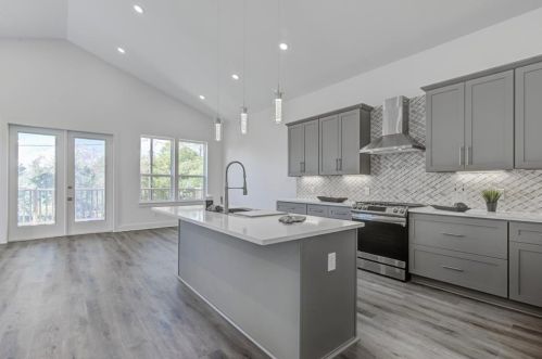 713 Baywood Dr, Taylor Lake Village TX exterior