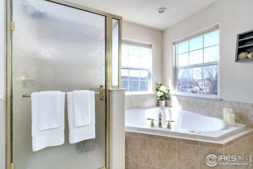 1227 Cres Dr, Fort Collins CO 80526-2917 exterior