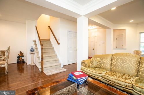 9 Nestlewood Way, Princeton NJ  08540-6132 exterior