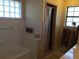 604 Doyle St, Granbury TX  76048-1933 exterior