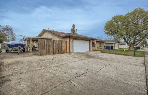 8701 Valley Oak Ln, Elk Grove, CA 95624-2522