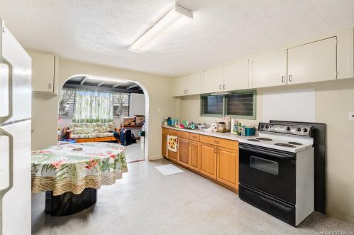 1561 Meyers St, Honolulu HI  96819-2514 exterior
