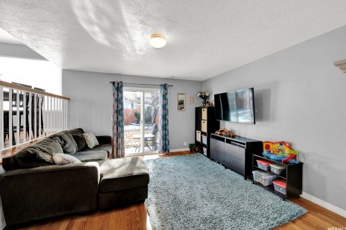 1367 Little Crk Dr, Taylorsville UT 84088-6544 exterior