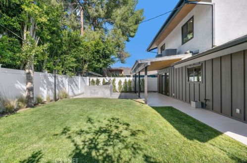 5243 Fulton Ave, Van Nuys CA  91401-5906 exterior