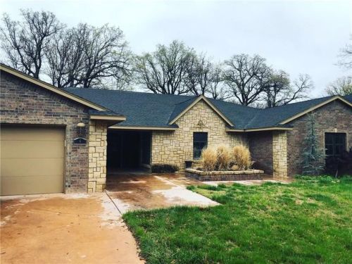 4 Country Club Dr, Hennessey, OK 73742-9799