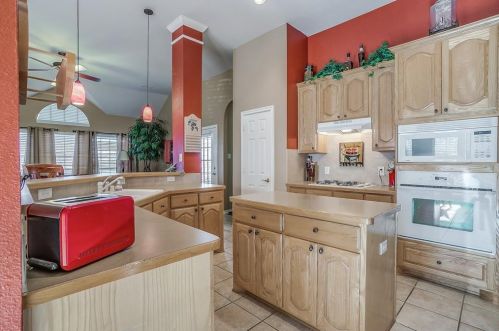 8017 Cripple Crk Dr, Fort Worth TX  76179-2527 exterior