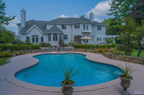 8 Meadowbrook Rd, Upper Saddle River, NJ 07458-1822