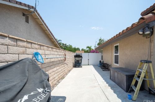 11421 Rancho Del Oro Dr, Riverside CA  92505-3582 exterior