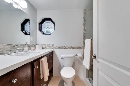 1664 Las Flores Dr, Glendale CA  91207-1200 exterior