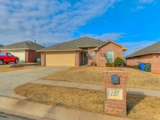 137 Tecumseh Meadows Dr, Norman, OK 73069-8205
