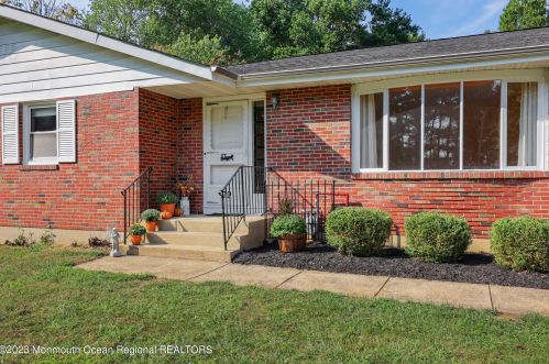 79 Stillwell Rd, Holmdel Village, NJ 07733-2212
