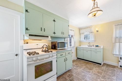 211 Willow Grove St, Hackettstown NJ  07840-1807 exterior