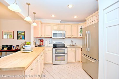 62 Manchester Ct, Tinton Falls NJ  07701-5496 exterior