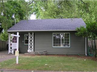 613 6th St, Newberg, OR 97132-3322