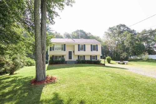 3 Sunrise Ter, Plaistow, NH 03865-2737