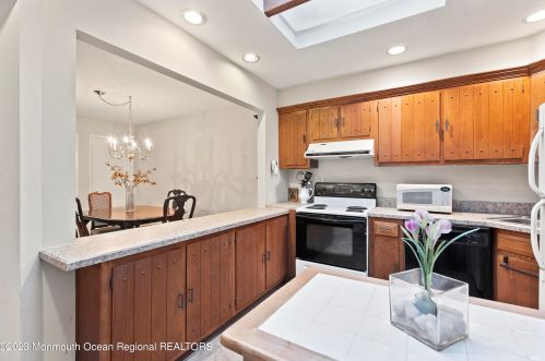 39 Lexington Ct, Tinton Falls NJ 07701-5472 exterior