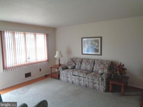 6 Glendon Rd, Trenton, NJ 08610-1206