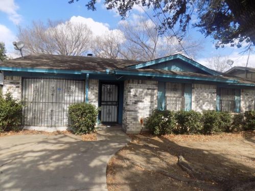 3807 Canada Dr, Dallas, TX 75212-1211