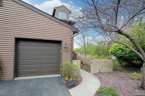203 Van Winkle Ln, Mahwah, NJ 07430-3221