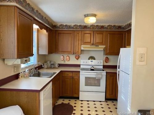 155 Brentwood Dr, Wallingford, CT 06492-4366