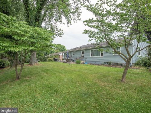 2106 Lyndell Dr, Lancaster PA  17601-5728 exterior