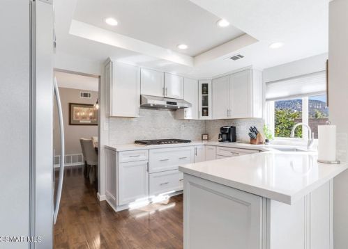 6010 Mescallero Pl, Simi Valley, CA 93063-5701