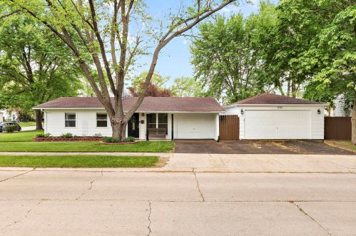270 Rivers View Dr, Carpentersville, IL 60110-1747