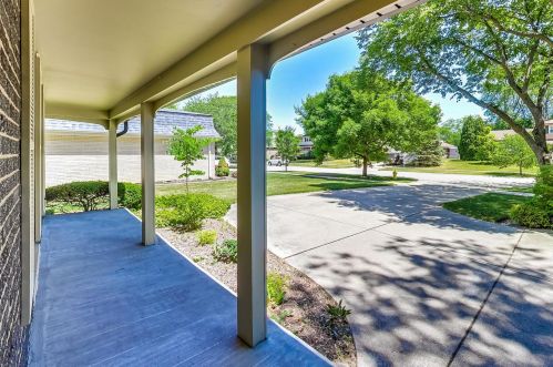 1618 Longmeadow Dr, Glenview, IL 60026-1547