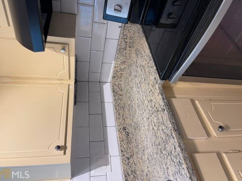 71 Montre Sq, Atlanta GA  30327-4044 exterior