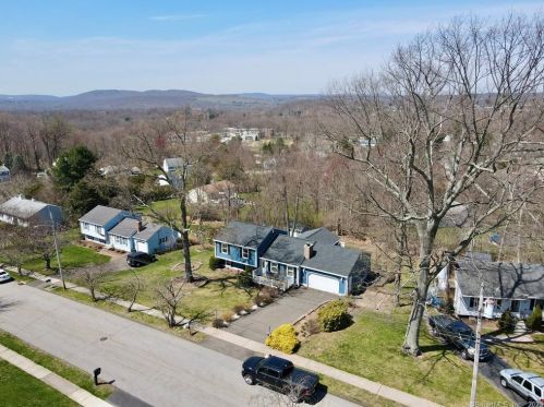 8 Bernadette Ln, Wallingford, CT 06492-4907
