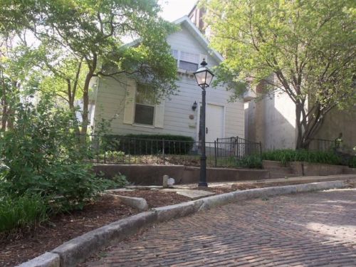 409 6th St, Burlington, IA 52601-5108