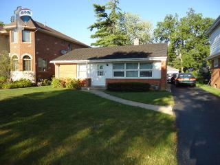 8297 Wisner St, Niles, IL 60714-2438