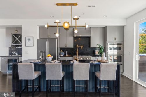 652 13th St, Philadelphia, PA 19123-2427