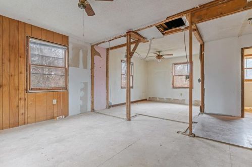 8 Clay St, Hopkinton RI  02804-1602 exterior